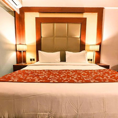Hotel The Sky Imperial, Thaltej Ahmedabad Esterno foto