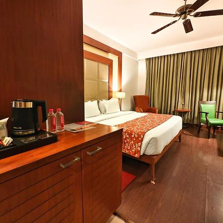Hotel The Sky Imperial, Thaltej Ahmedabad Esterno foto