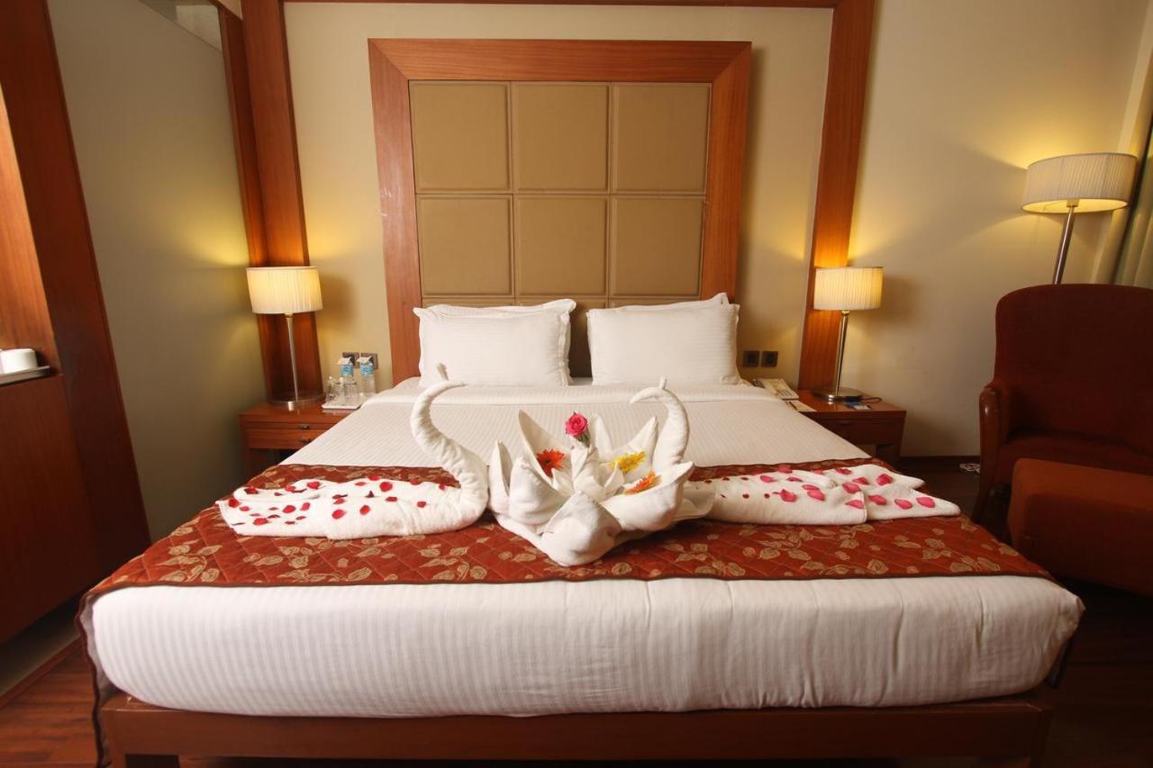 Hotel The Sky Imperial, Thaltej Ahmedabad Esterno foto