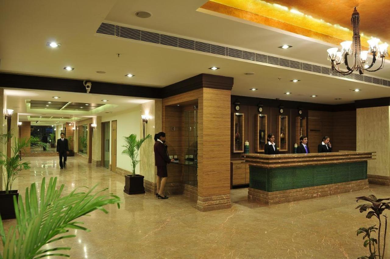 Hotel The Sky Imperial, Thaltej Ahmedabad Esterno foto
