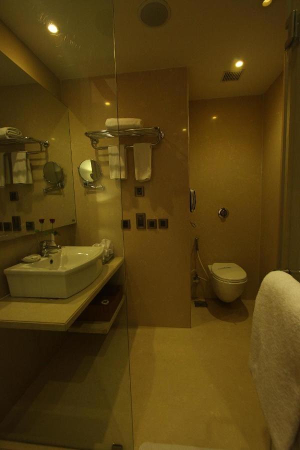 Hotel The Sky Imperial, Thaltej Ahmedabad Esterno foto