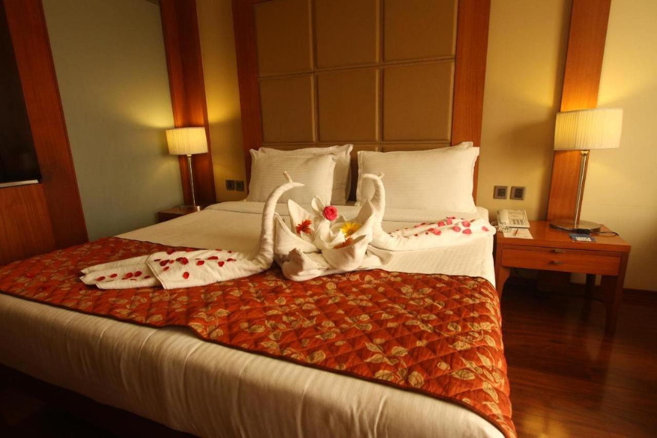 Hotel The Sky Imperial, Thaltej Ahmedabad Esterno foto