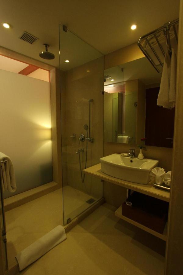 Hotel The Sky Imperial, Thaltej Ahmedabad Esterno foto