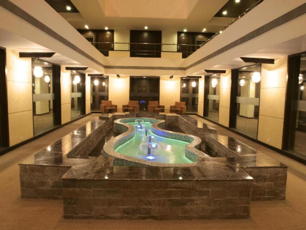 Hotel The Sky Imperial, Thaltej Ahmedabad Esterno foto