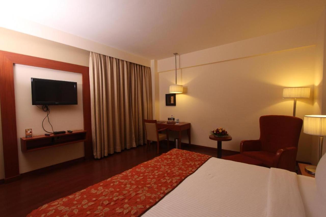 Hotel The Sky Imperial, Thaltej Ahmedabad Esterno foto