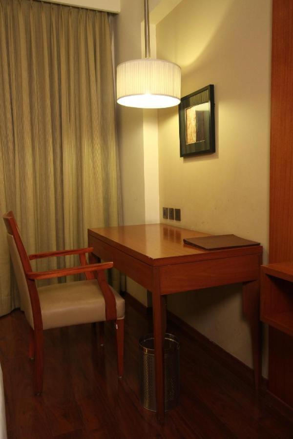 Hotel The Sky Imperial, Thaltej Ahmedabad Esterno foto