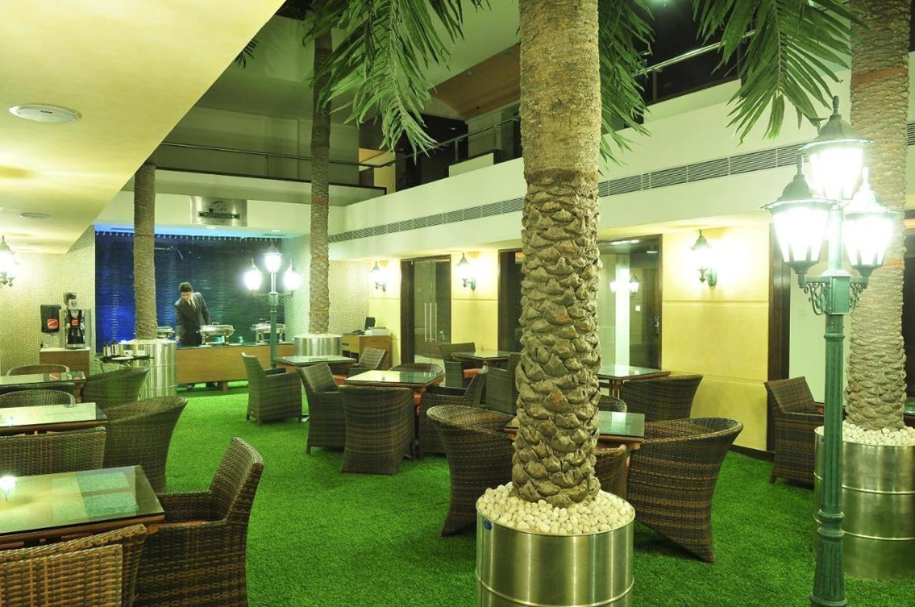 Hotel The Sky Imperial, Thaltej Ahmedabad Esterno foto
