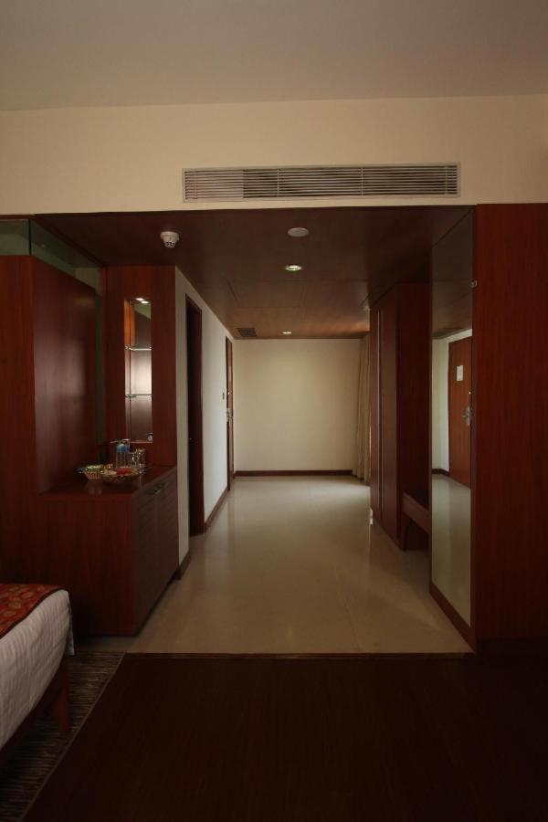 Hotel The Sky Imperial, Thaltej Ahmedabad Esterno foto