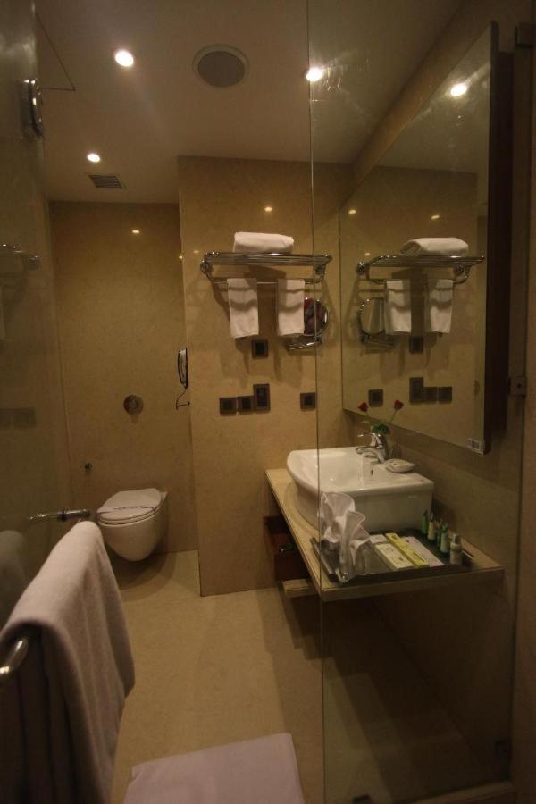 Hotel The Sky Imperial, Thaltej Ahmedabad Esterno foto