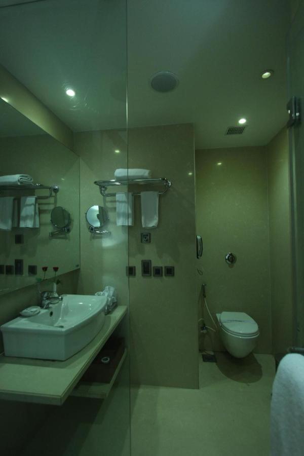 Hotel The Sky Imperial, Thaltej Ahmedabad Esterno foto