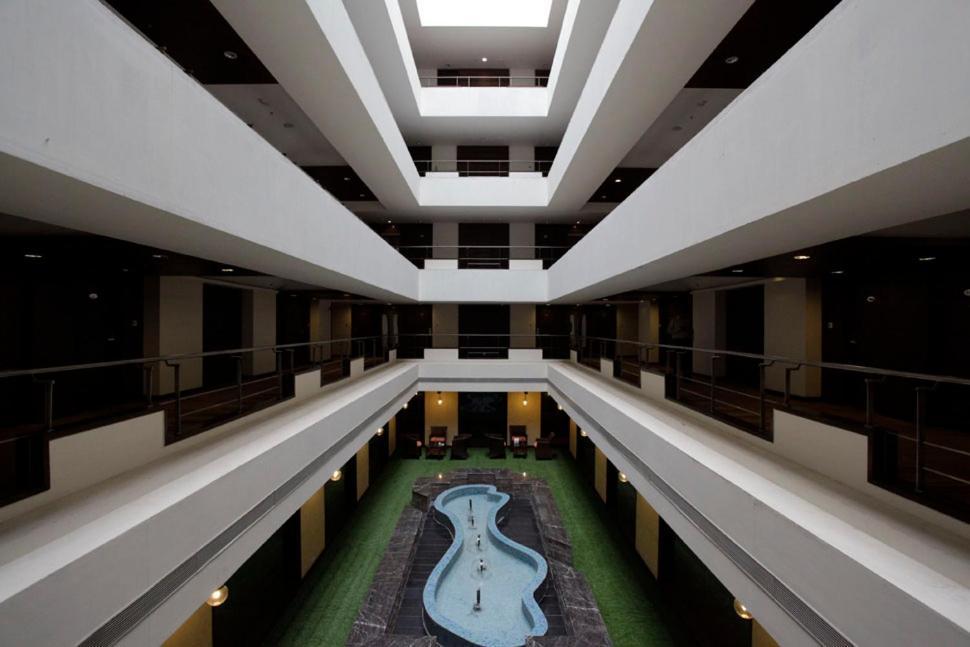 Hotel The Sky Imperial, Thaltej Ahmedabad Esterno foto