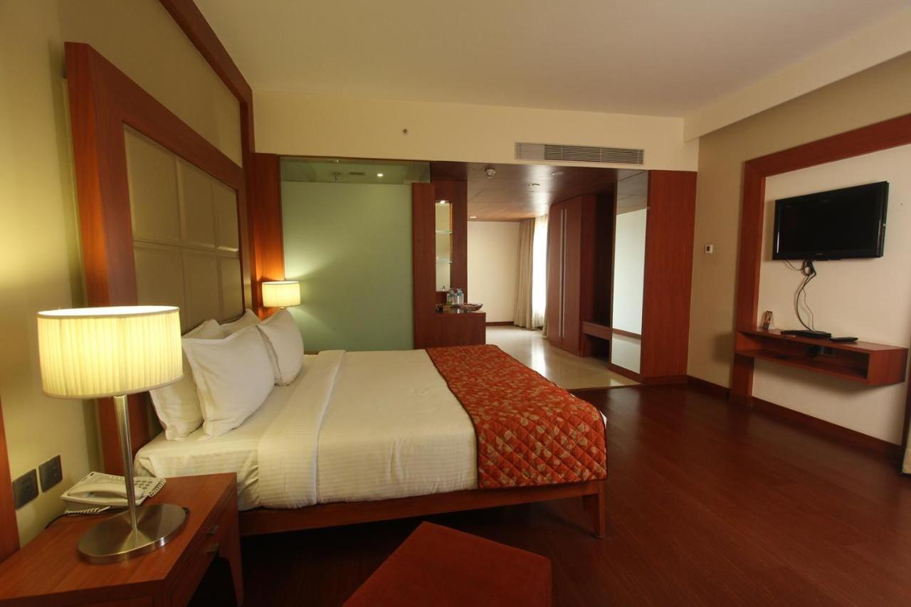 Hotel The Sky Imperial, Thaltej Ahmedabad Esterno foto