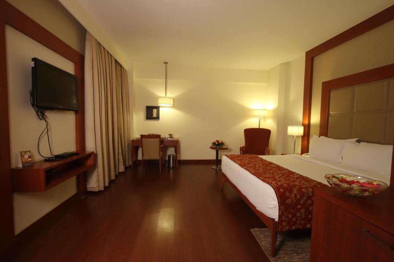 Hotel The Sky Imperial, Thaltej Ahmedabad Esterno foto