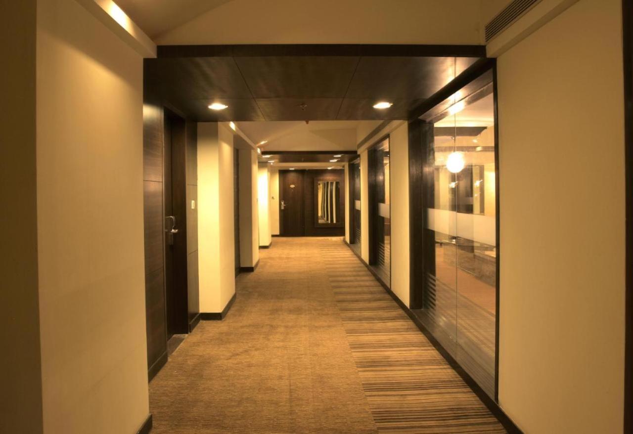 Hotel The Sky Imperial, Thaltej Ahmedabad Esterno foto