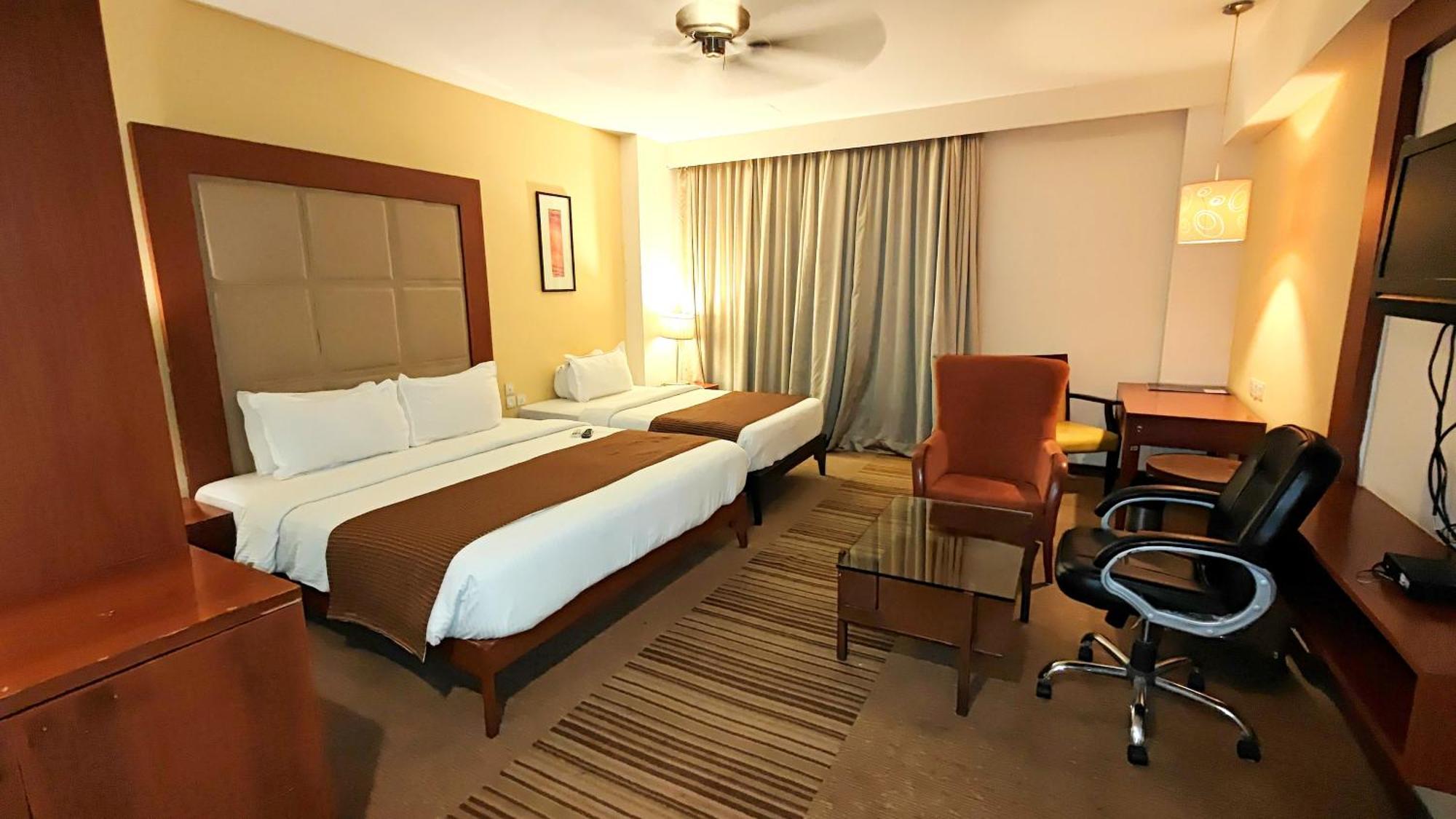 Hotel The Sky Imperial, Thaltej Ahmedabad Esterno foto