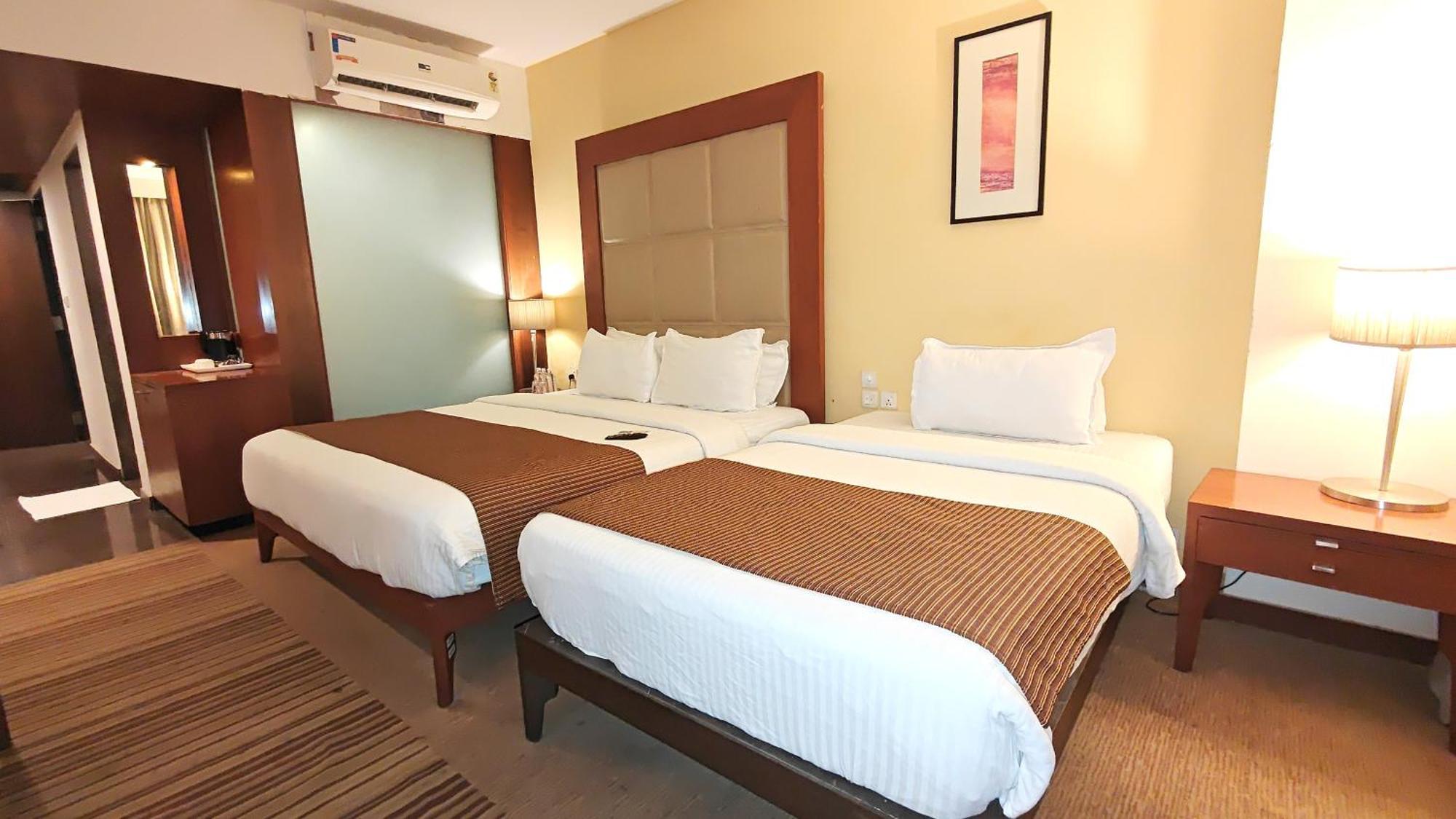 Hotel The Sky Imperial, Thaltej Ahmedabad Esterno foto