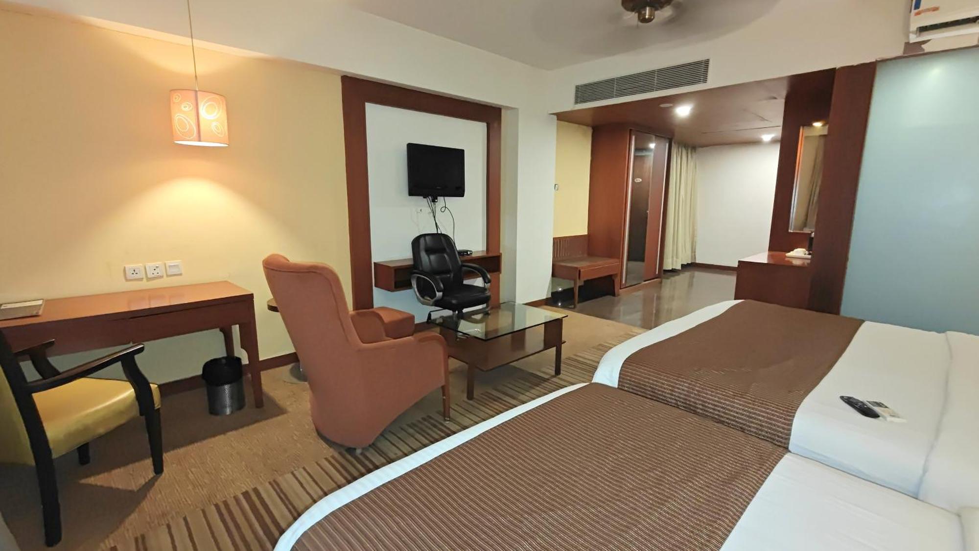 Hotel The Sky Imperial, Thaltej Ahmedabad Esterno foto