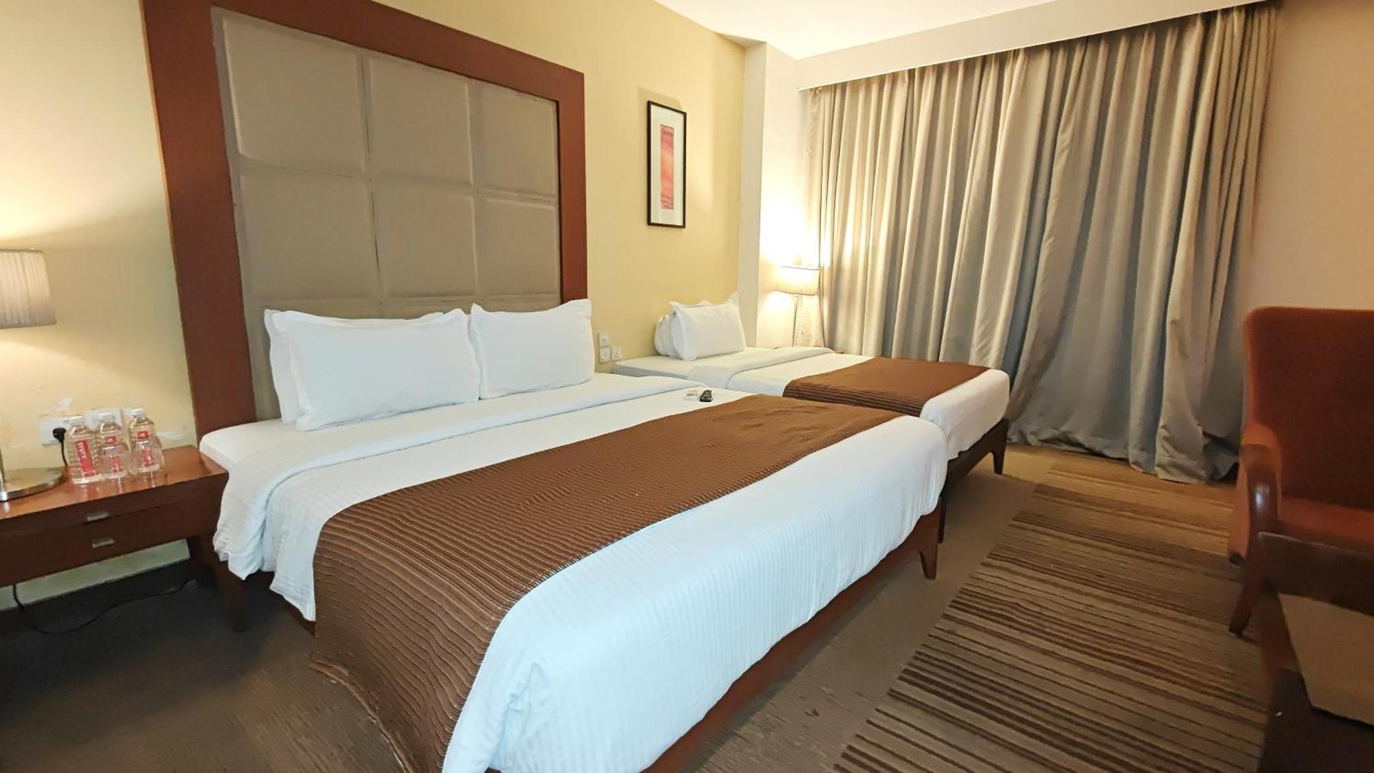 Hotel The Sky Imperial, Thaltej Ahmedabad Esterno foto