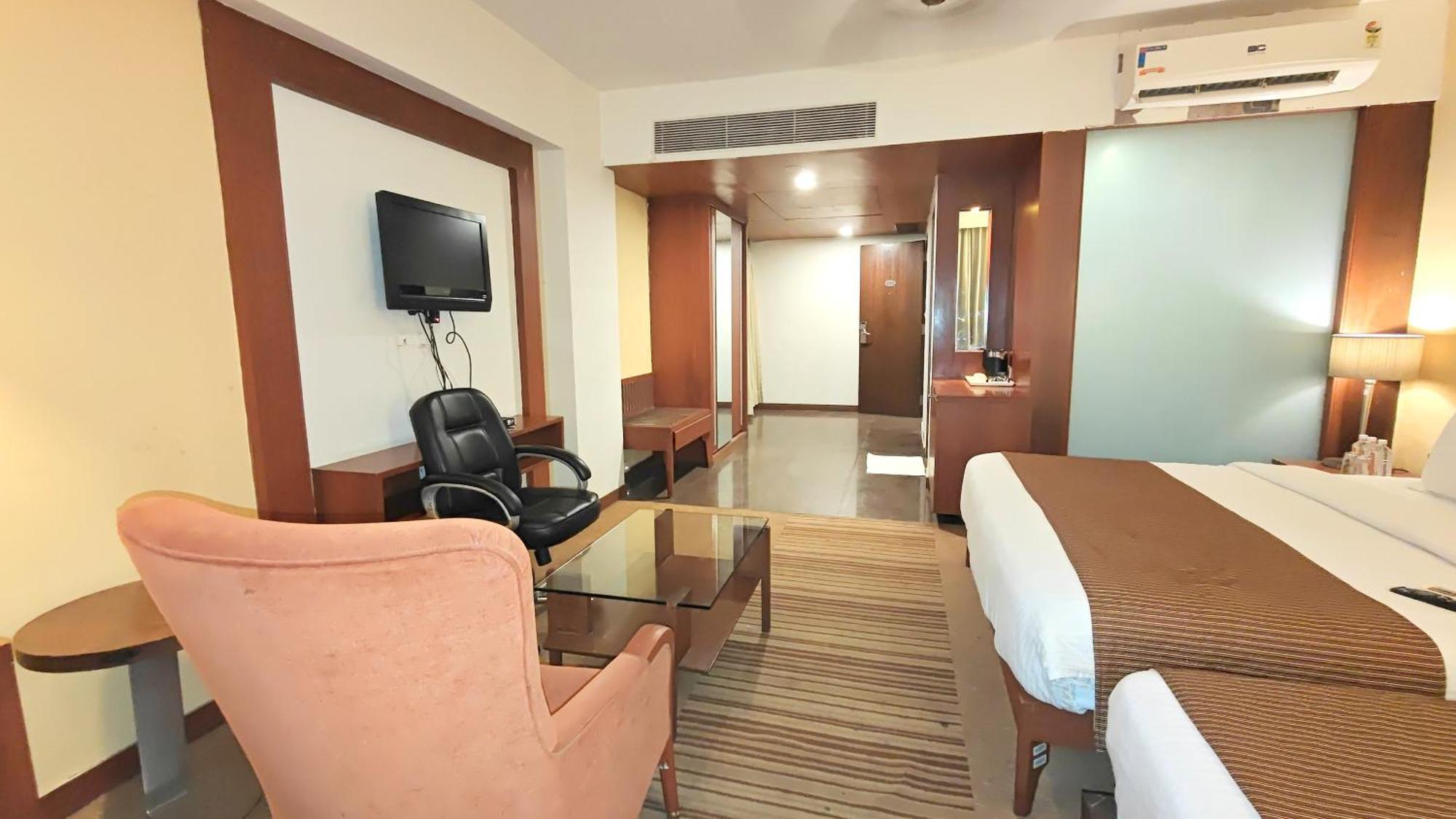 Hotel The Sky Imperial, Thaltej Ahmedabad Esterno foto