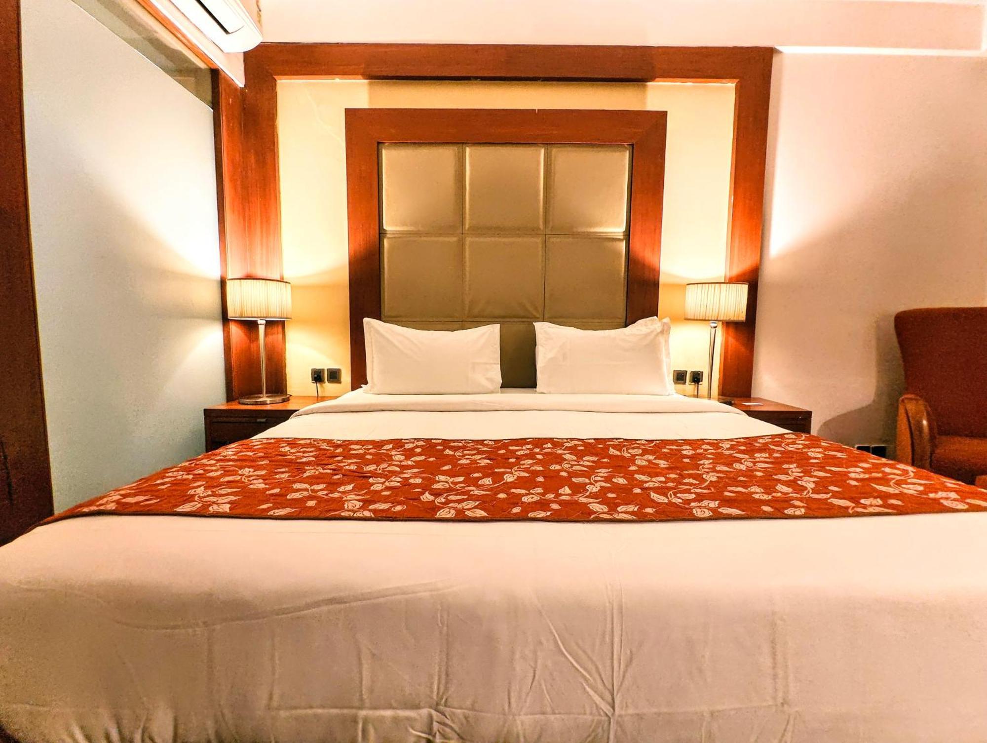 Hotel The Sky Imperial, Thaltej Ahmedabad Esterno foto