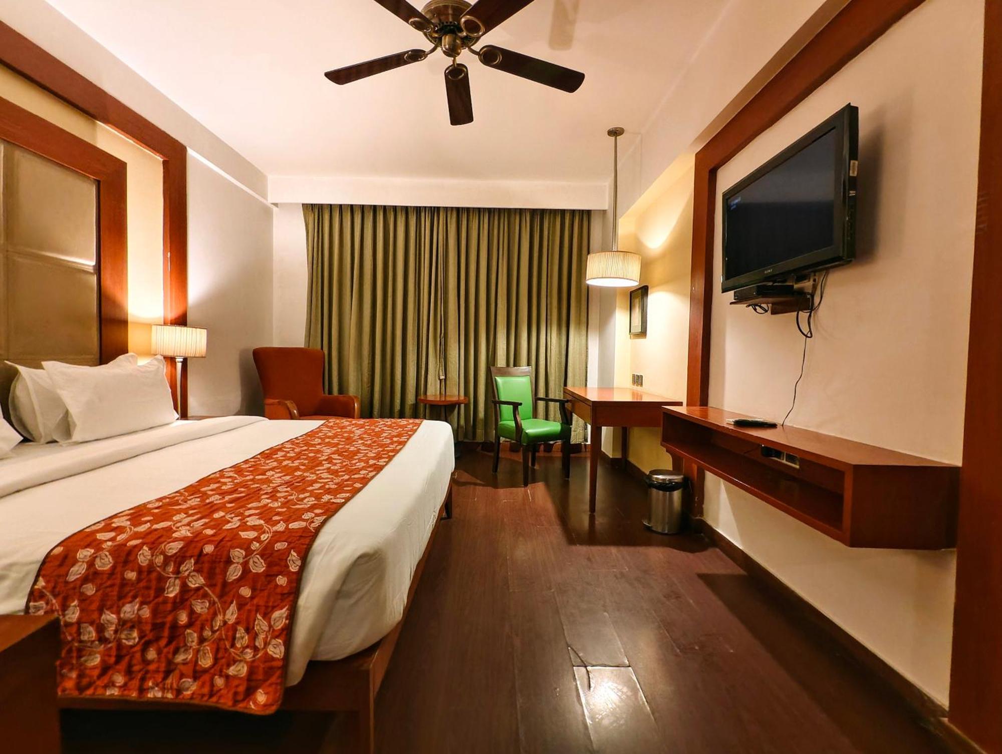 Hotel The Sky Imperial, Thaltej Ahmedabad Esterno foto