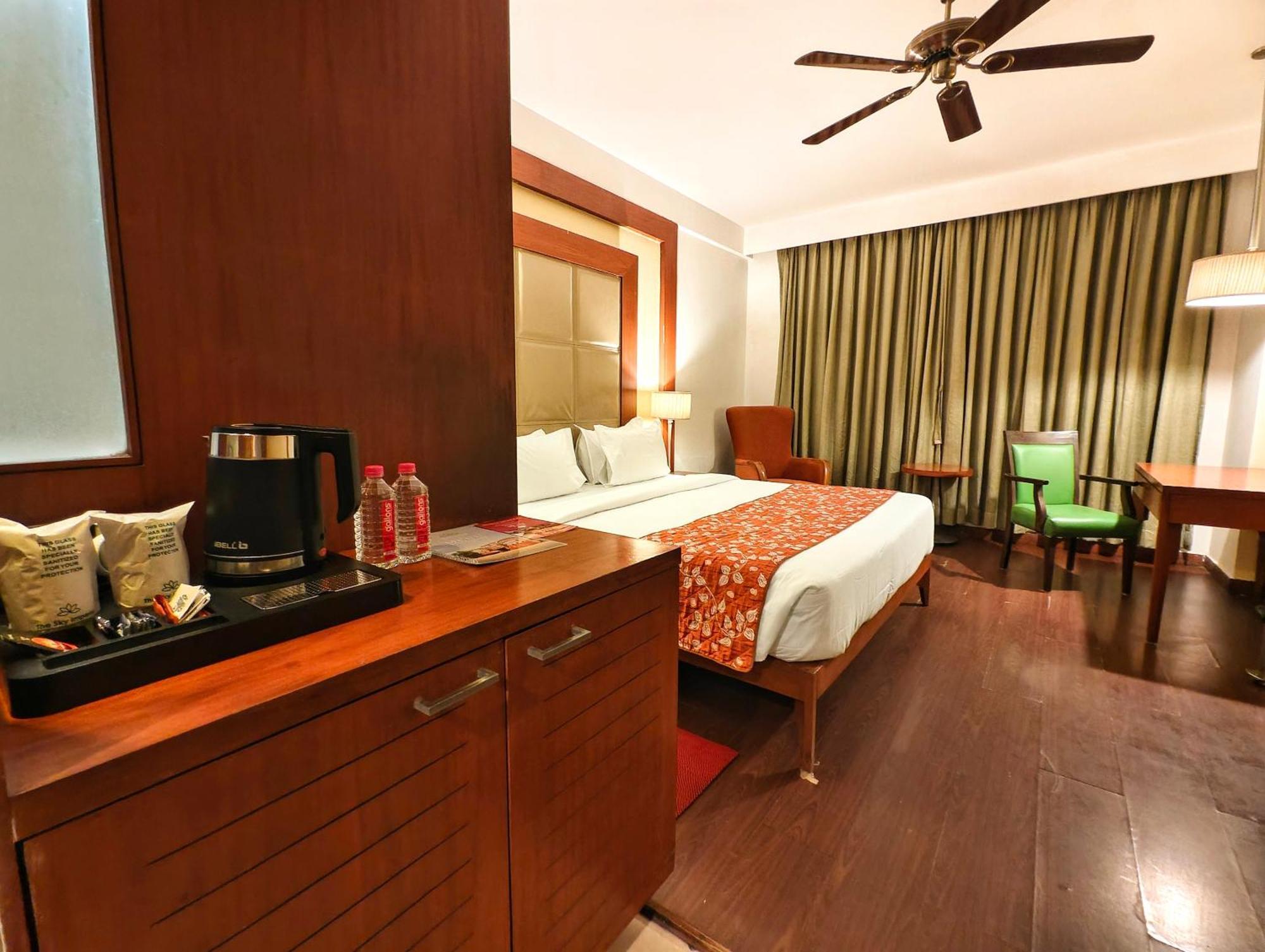Hotel The Sky Imperial, Thaltej Ahmedabad Esterno foto