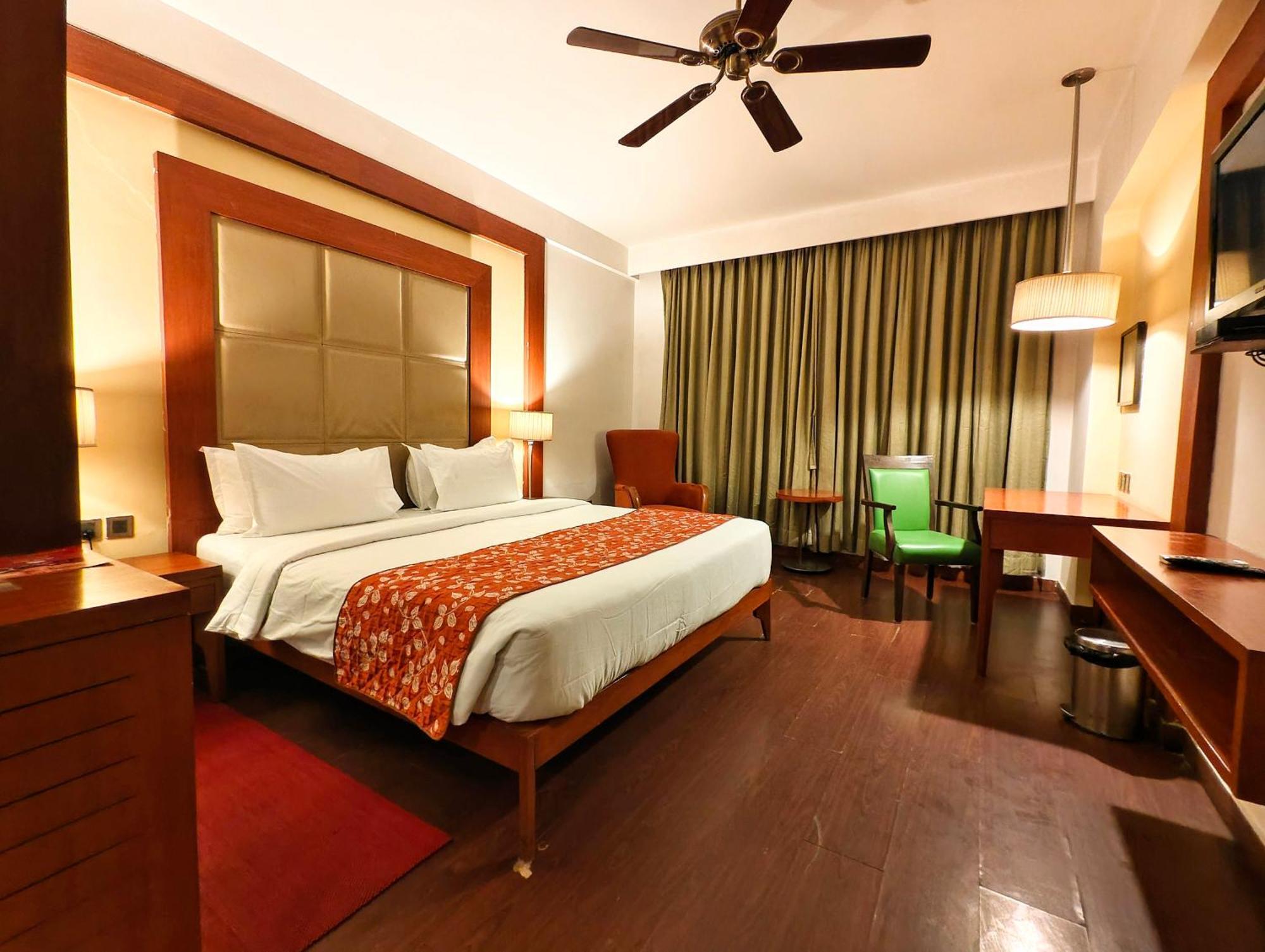 Hotel The Sky Imperial, Thaltej Ahmedabad Esterno foto